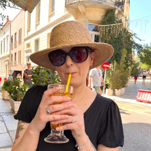 Meet your Posher, Lisa - Picture 2 of 2